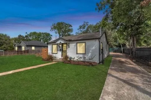 Charming 3 Bed 2 Bath Home Near Med Center & Airport